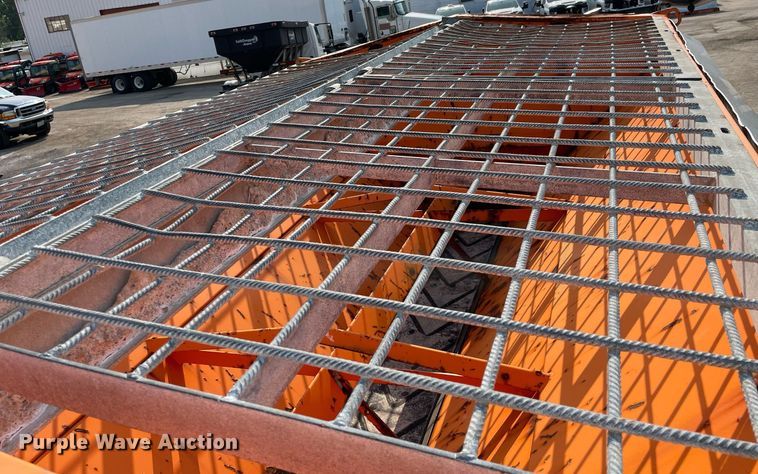 image for item DS8811 2005 International 4300  spreader truck