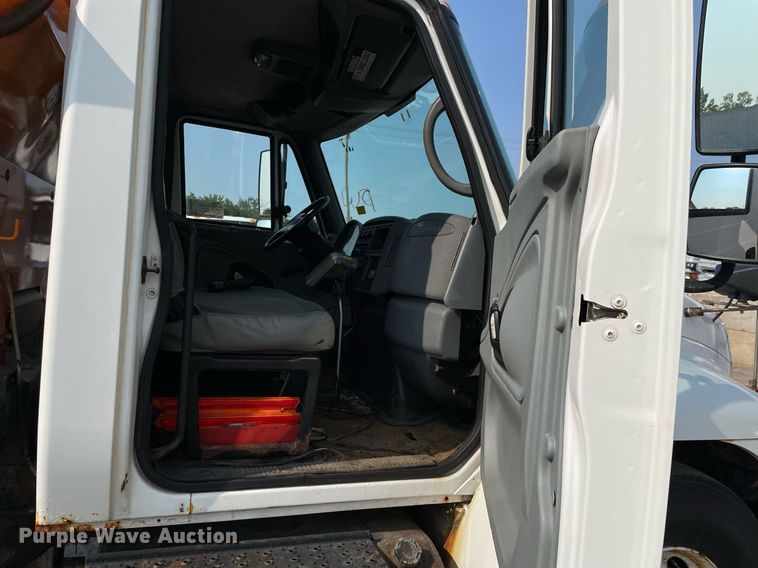 image for item DS8811 2005 International 4300  spreader truck