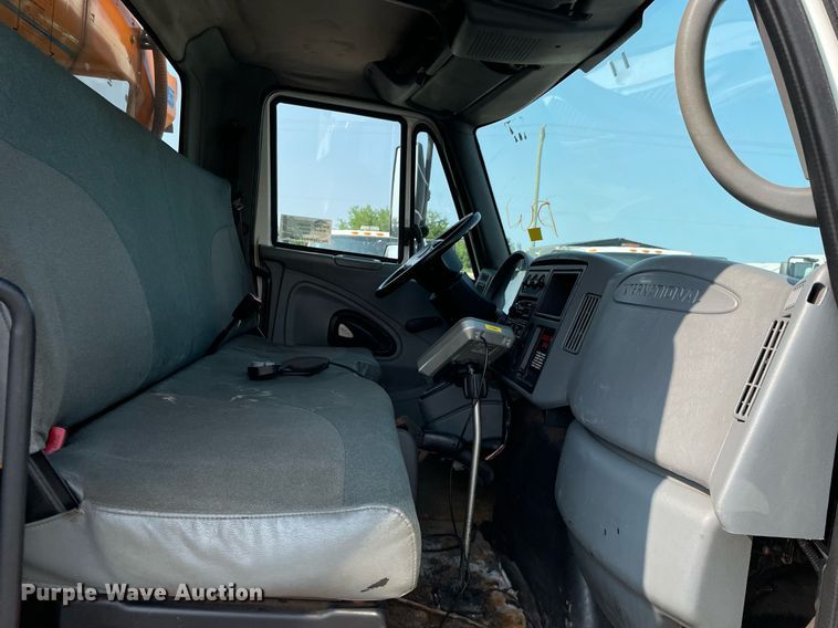 image for item DS8811 2005 International 4300  spreader truck