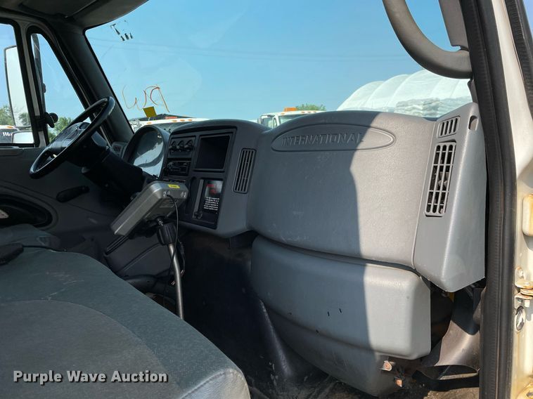 image for item DS8811 2005 International 4300  spreader truck