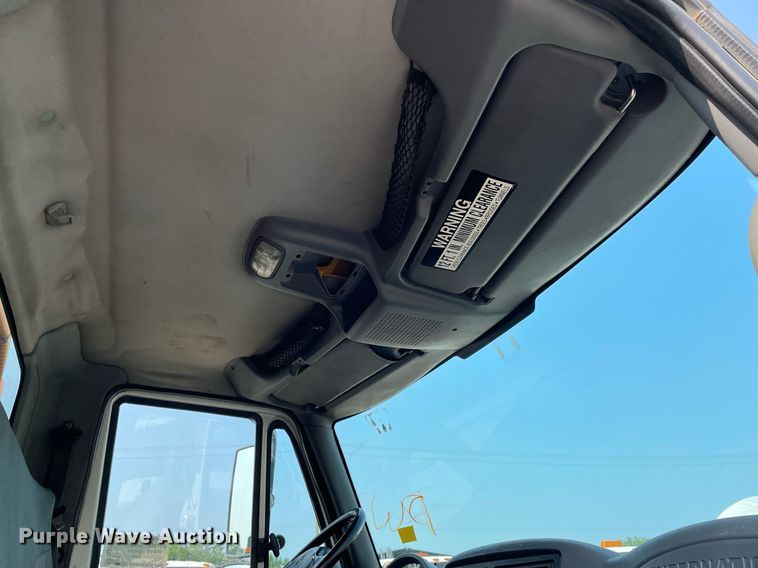 image for item DS8811 2005 International 4300  spreader truck