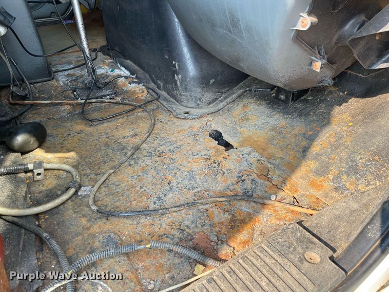 image for item DS8811 2005 International 4300  spreader truck