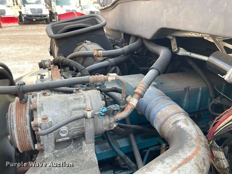 image for item DS8811 2005 International 4300  spreader truck