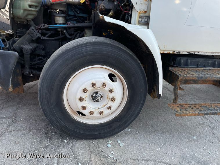 image for item DS8811 2005 International 4300  spreader truck