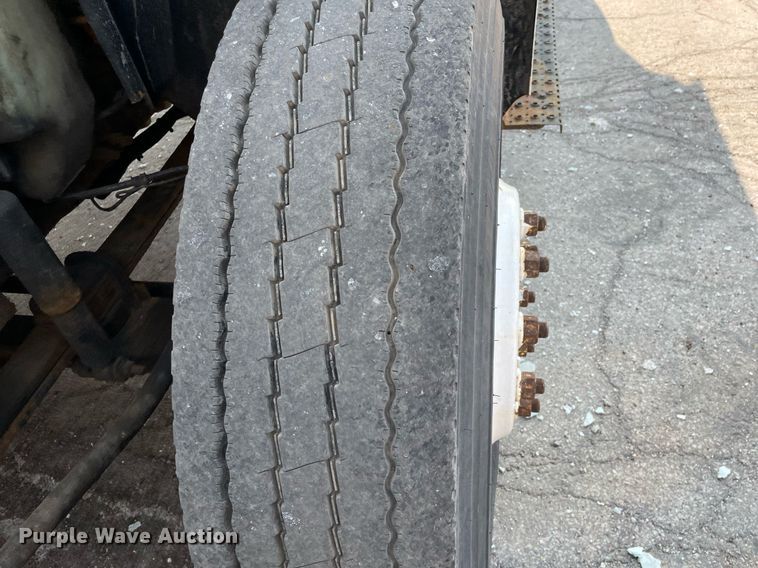 image for item DS8811 2005 International 4300  spreader truck