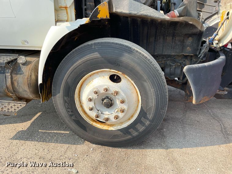 image for item DS8811 2005 International 4300  spreader truck