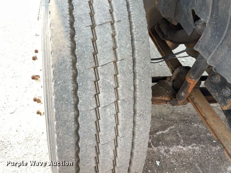 image for item DS8811 2005 International 4300  spreader truck