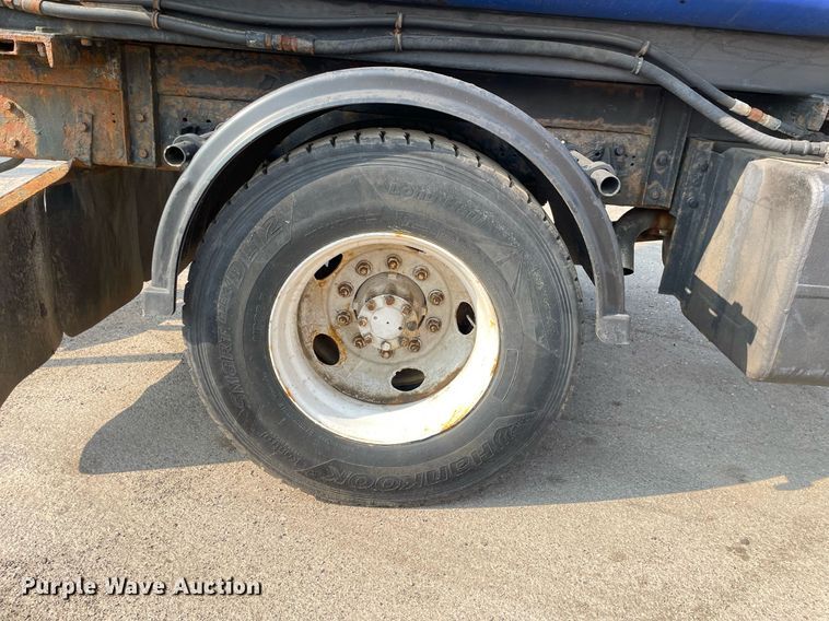 image for item DS8811 2005 International 4300  spreader truck