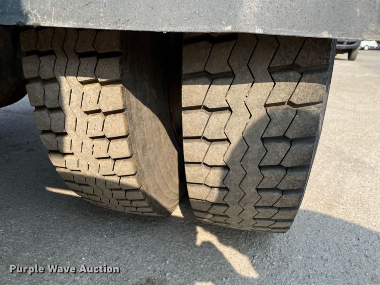 image for item DS8811 2005 International 4300  spreader truck