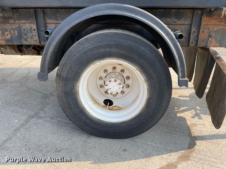 image for item DS8811 2005 International 4300  spreader truck