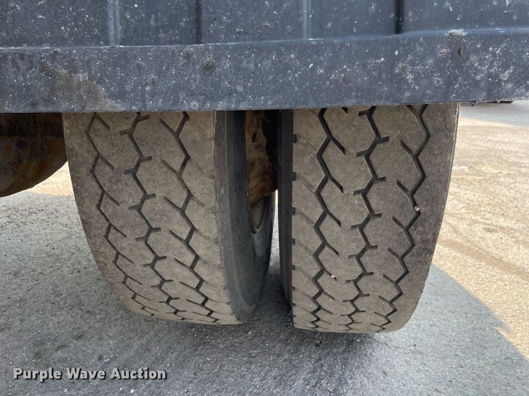 image for item DS8811 2005 International 4300  spreader truck