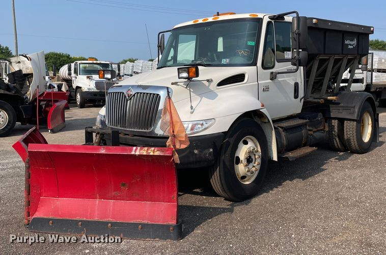 image for item DS8812 2006 International 4300  spreader truck