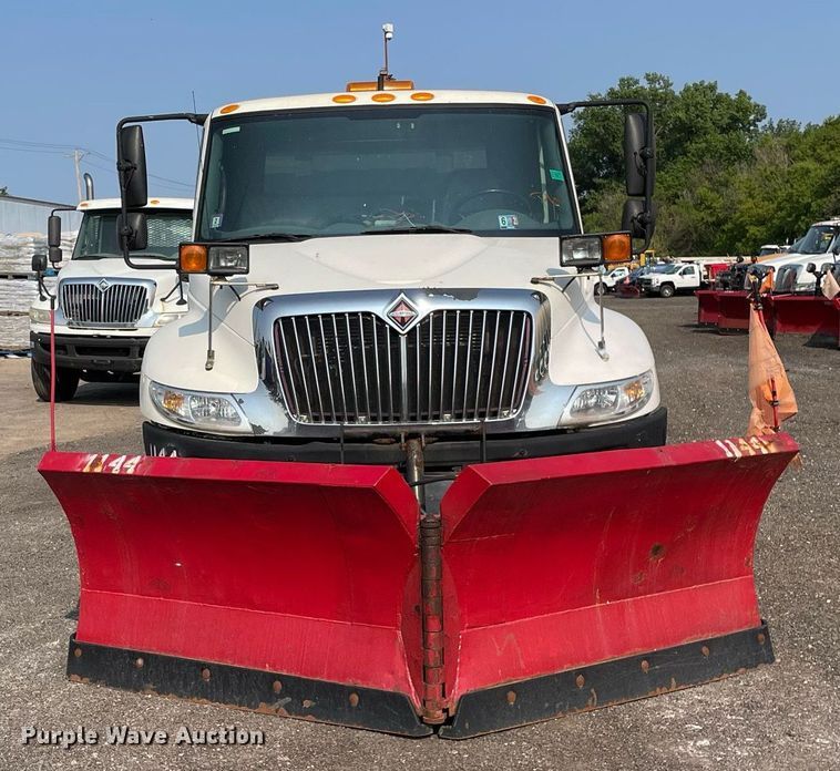 image for item DS8812 2006 International 4300  spreader truck