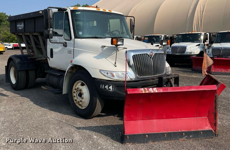 image for item DS8812 2006 International 4300  spreader truck