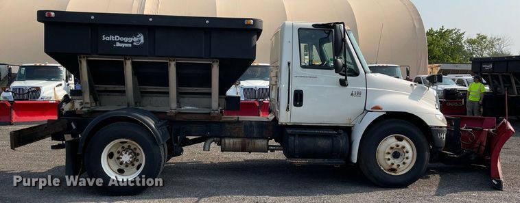 image for item DS8812 2006 International 4300  spreader truck