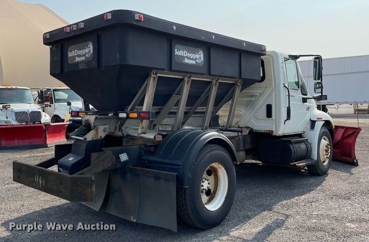 image for item DS8812 2006 International 4300  spreader truck