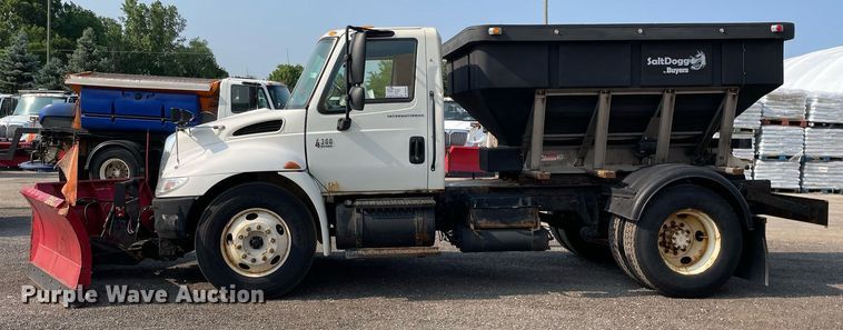 image for item DS8812 2006 International 4300  spreader truck