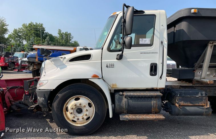 image for item DS8812 2006 International 4300  spreader truck