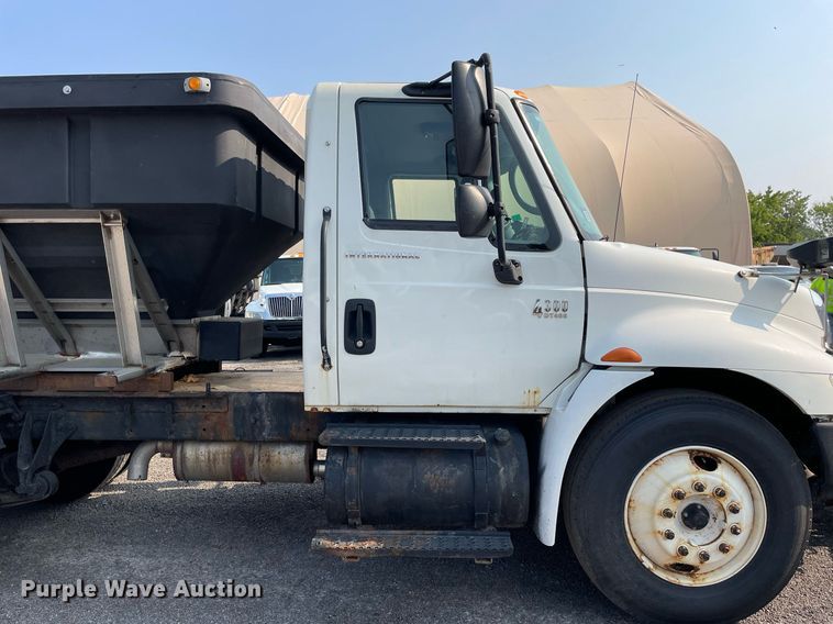 image for item DS8812 2006 International 4300  spreader truck