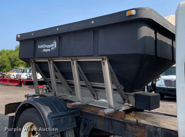 image for item DS8812 2006 International 4300  spreader truck