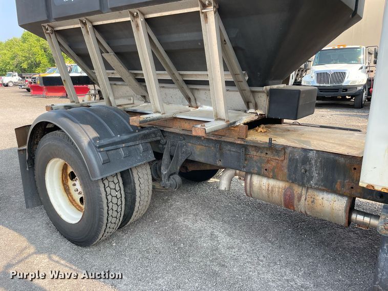 image for item DS8812 2006 International 4300  spreader truck