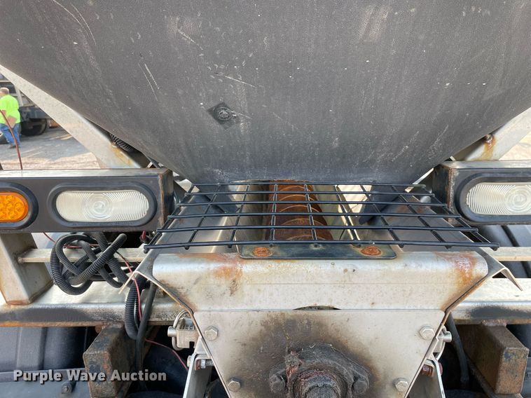 image for item DS8812 2006 International 4300  spreader truck