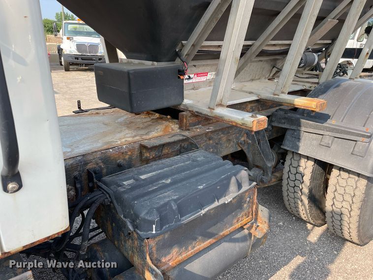 image for item DS8812 2006 International 4300  spreader truck