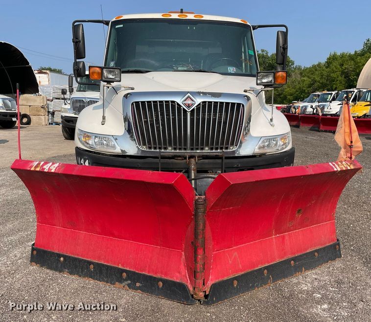 image for item DS8812 2006 International 4300  spreader truck