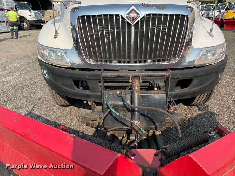 image for item DS8812 2006 International 4300  spreader truck