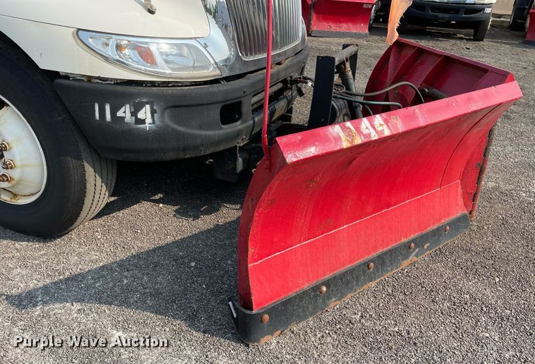 image for item DS8812 2006 International 4300  spreader truck