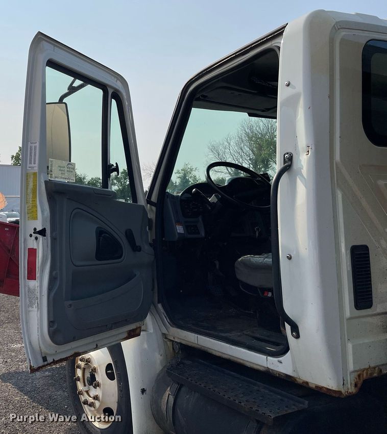 image for item DS8812 2006 International 4300  spreader truck