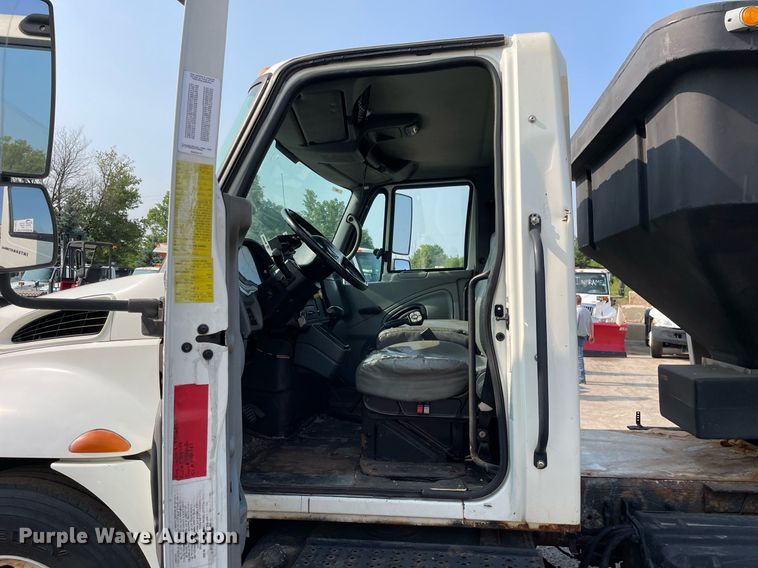 image for item DS8812 2006 International 4300  spreader truck