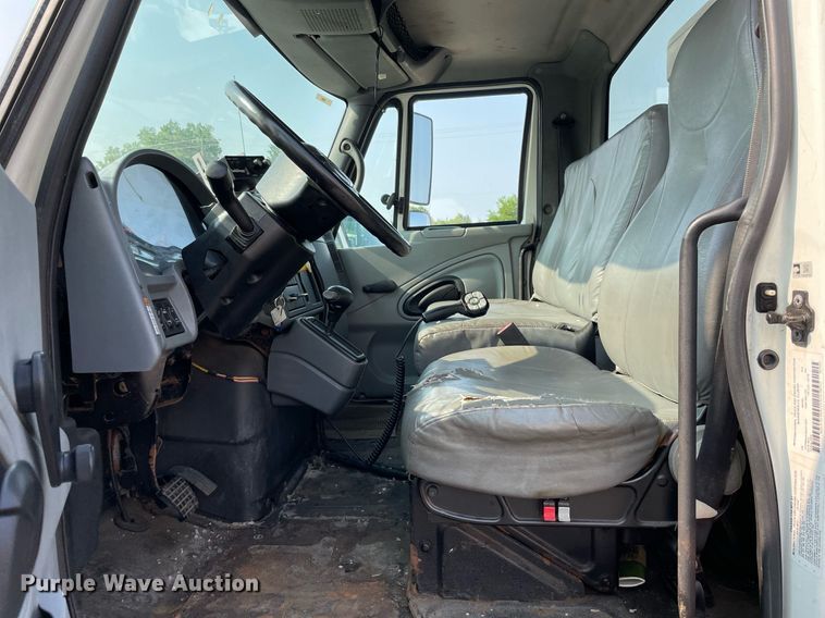 image for item DS8812 2006 International 4300  spreader truck