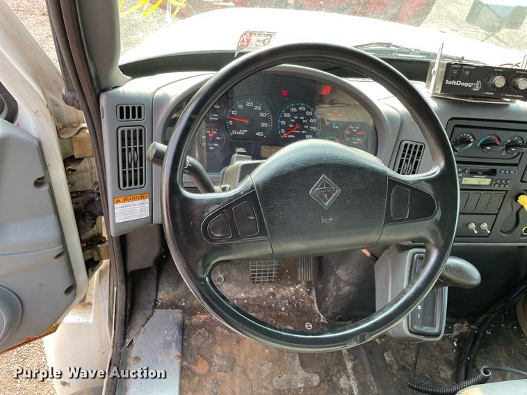 image for item DS8812 2006 International 4300  spreader truck