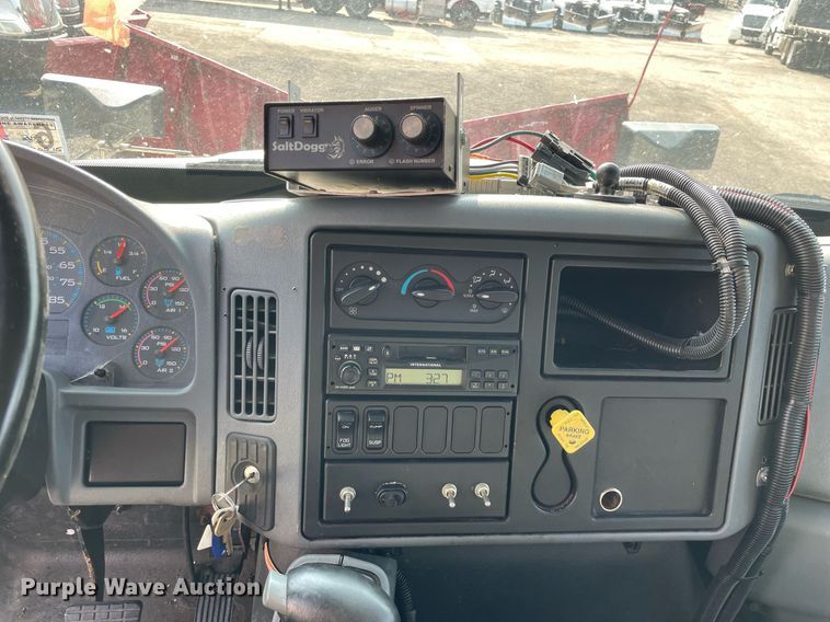 image for item DS8812 2006 International 4300  spreader truck