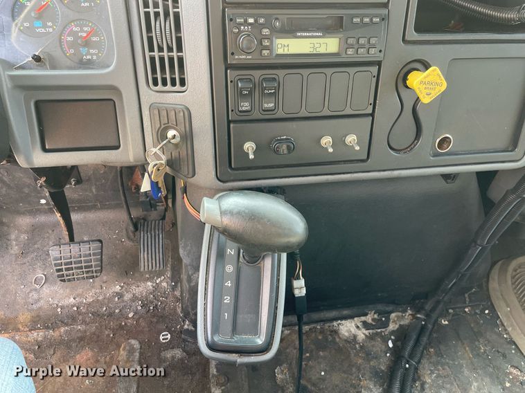 image for item DS8812 2006 International 4300  spreader truck