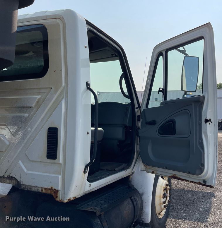 image for item DS8812 2006 International 4300  spreader truck