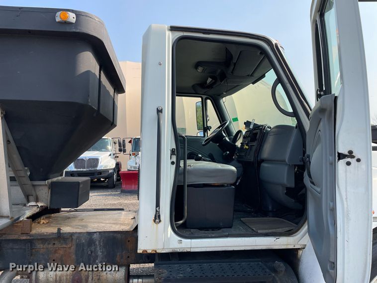 image for item DS8812 2006 International 4300  spreader truck