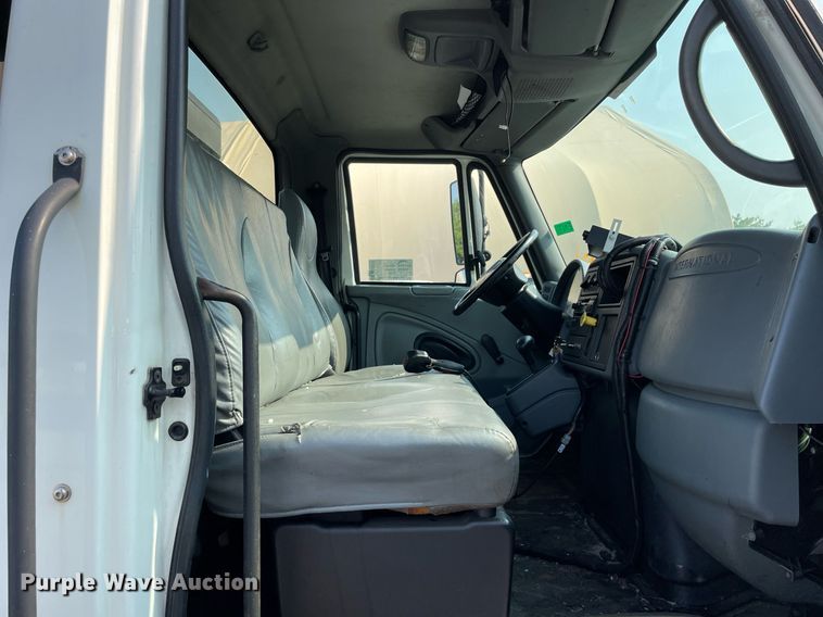 image for item DS8812 2006 International 4300  spreader truck