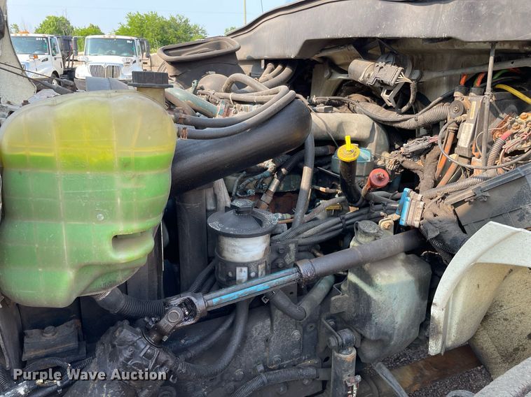 image for item DS8812 2006 International 4300  spreader truck