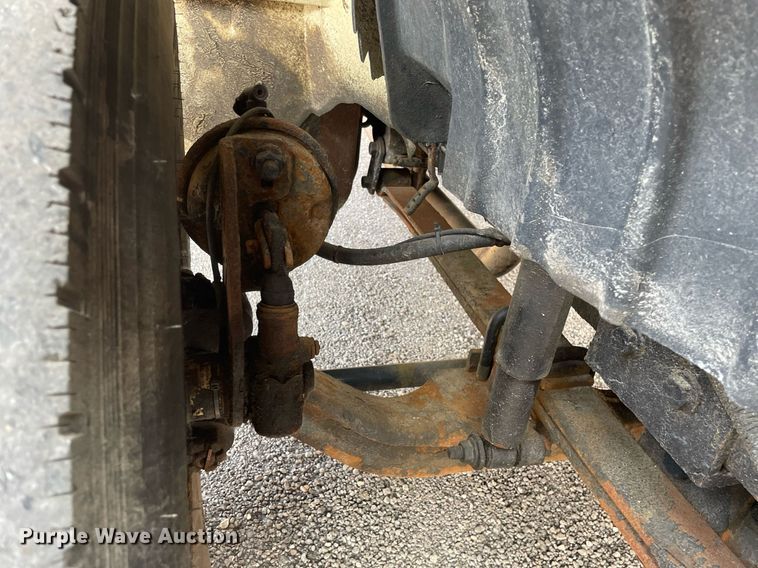 image for item DS8812 2006 International 4300  spreader truck