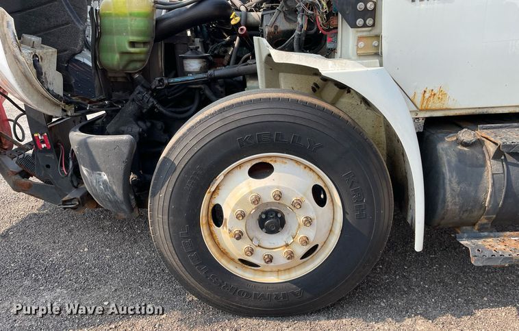 image for item DS8812 2006 International 4300  spreader truck