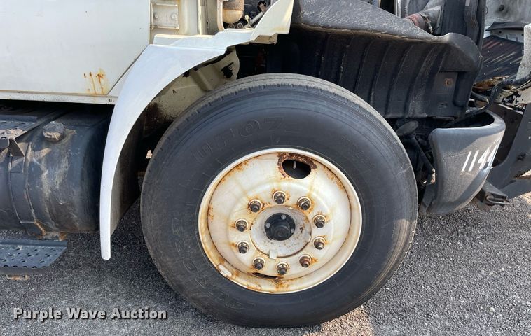 image for item DS8812 2006 International 4300  spreader truck