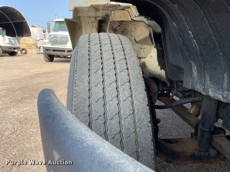 image for item DS8812 2006 International 4300  spreader truck