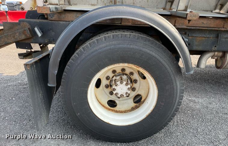 image for item DS8812 2006 International 4300  spreader truck