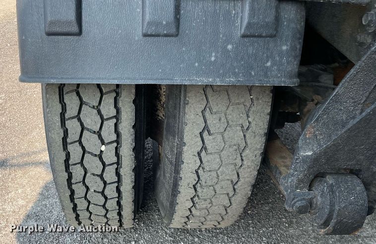 image for item DS8812 2006 International 4300  spreader truck