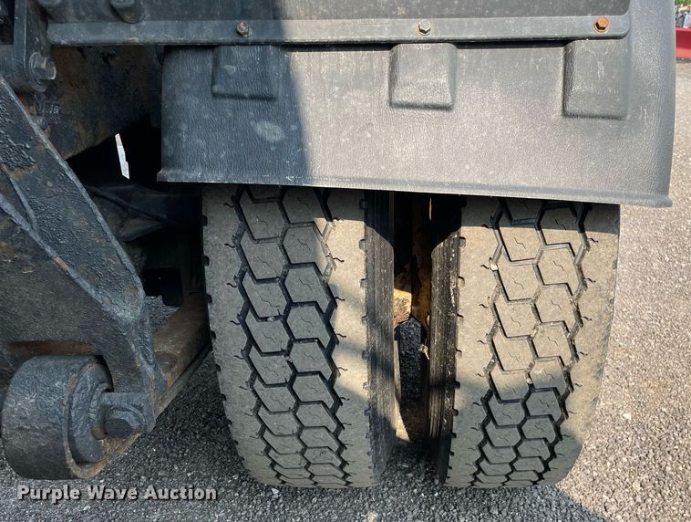 image for item DS8812 2006 International 4300  spreader truck