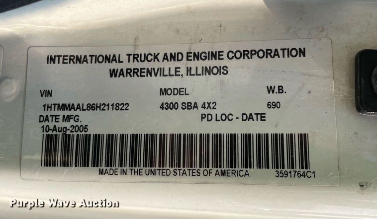 image for item DS8812 2006 International 4300  spreader truck