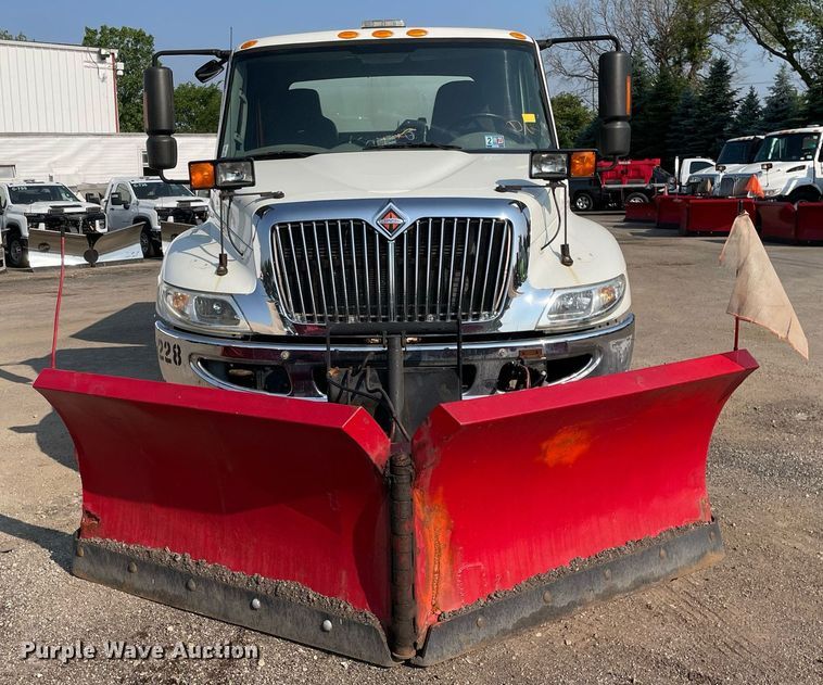 image for item DS8813 2014 International DuraStar 4300  spreader truck