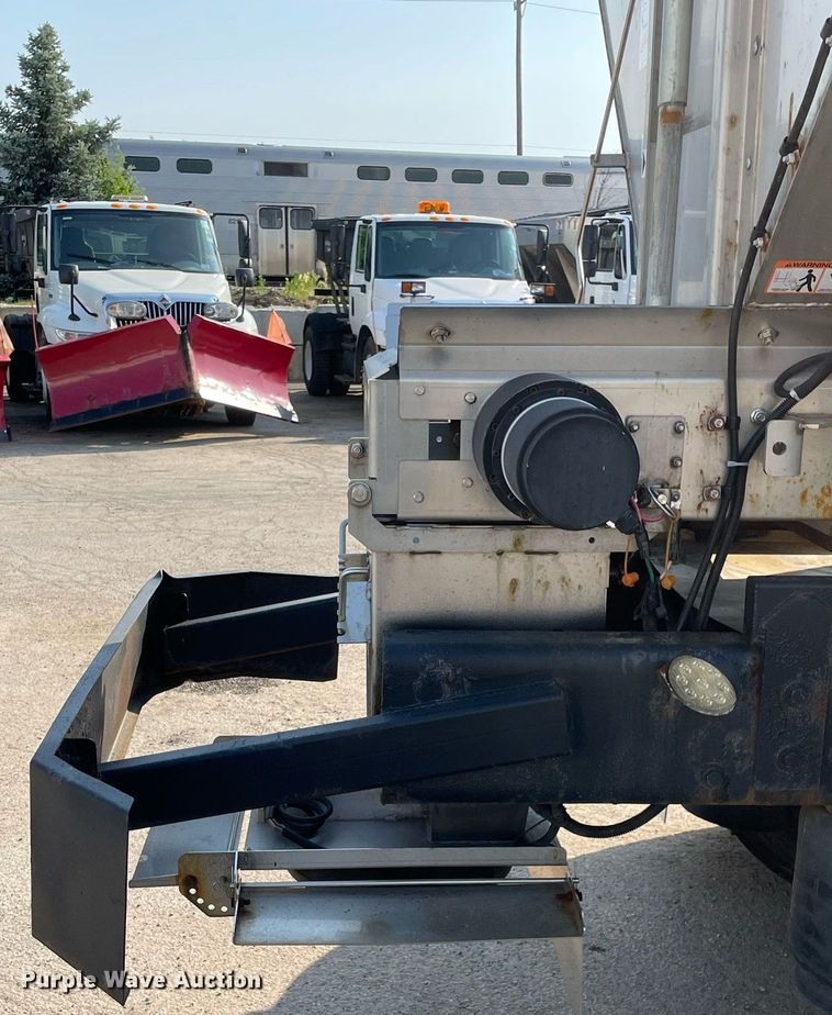 image for item DS8813 2014 International DuraStar 4300  spreader truck